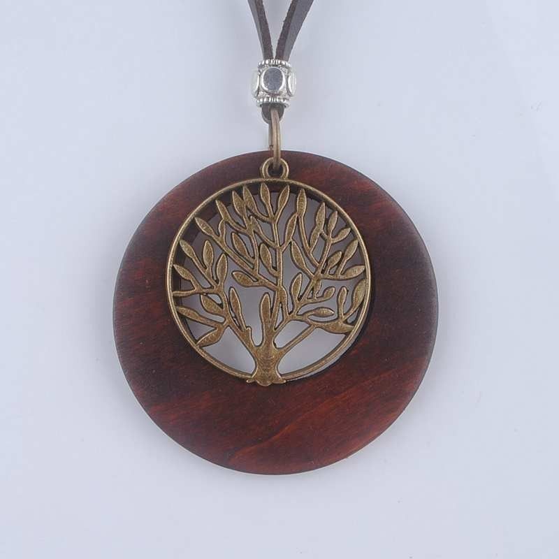 Collar masculino con colgante artesanal que combina acero inoxidable y madera natural sobre cordón negro ajustable.