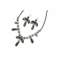 Set de joyería para mujer compuesto por collar y pendientes en acero color negro con cristales brillantes y detalles de estrás.