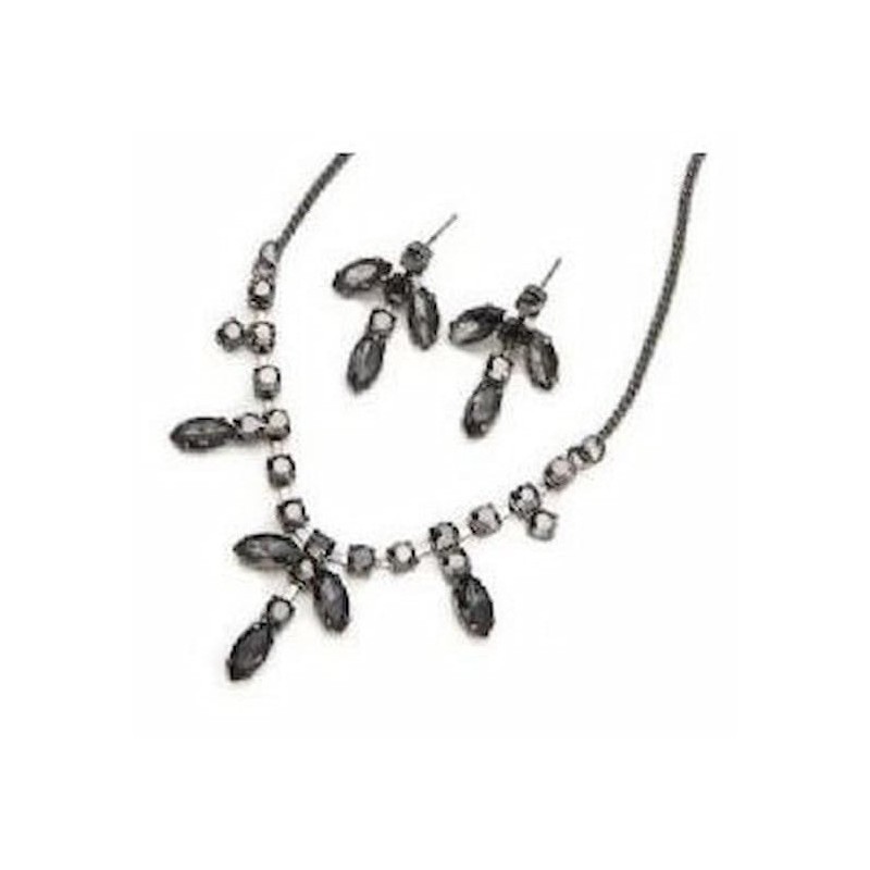Set de joyería para mujer compuesto por collar y pendientes en acero color negro con cristales brillantes y detalles de estrás.