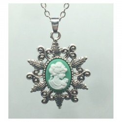 Collar clásico de mujer con colgante tipo camafeo que muestra un relieve femenino sobre fondo oscuro en marco ornamentado.
