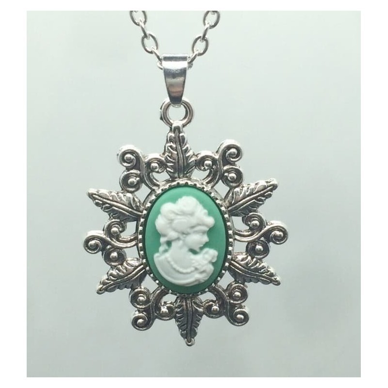 Collar clásico de mujer con colgante tipo camafeo que muestra un relieve femenino sobre fondo oscuro en marco ornamentado.