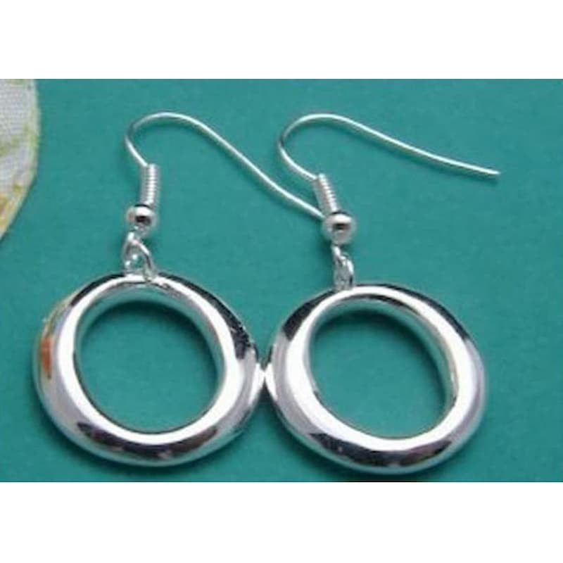 Pendientes de aro circulares con acabado chapado en plata pulida, diseño minimalista para mujer.