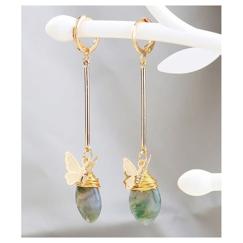 Pendientes largos de mujer realizados con piedras de ágata natural facetadas y detalles en metal dorado.