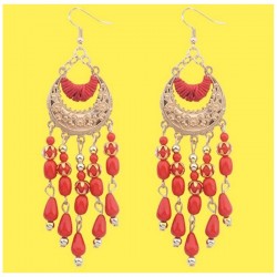 Pendientes de estilo bohemio en color rojo con flecos de borlas, cuentas de resina y detalles de corazones dorados.