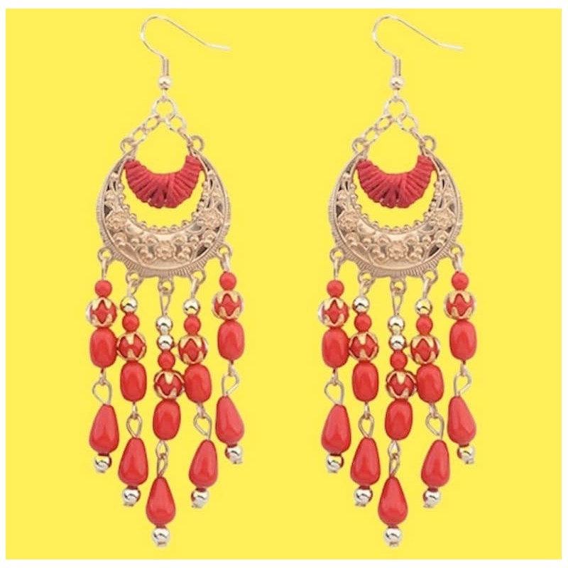Pendientes de estilo bohemio en color rojo con flecos de borlas, cuentas de resina y detalles de corazones dorados.