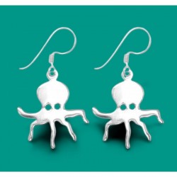 Pequeños pendientes de plata de ley 925 para niña con colgante en forma de pulpo con detalles grabados.