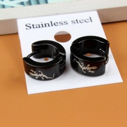Pendientes tipo huggie en color negro mate, aros pequeños de diseño minimalista y cierre de clic.