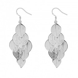 Pendientes plateados con colgante en forma de hoja detallada, acabado brillante de estilo orgánico.