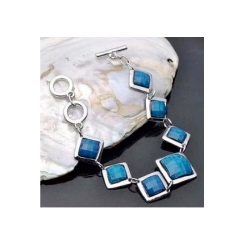 Pulsera de mujer con cuentas de cuarzo azul natural en tonos celestes y acabado pulido.