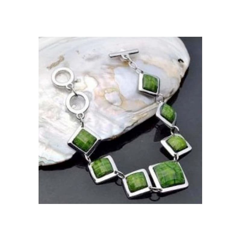 Pulsera de mujer con cuentas de piedras naturales en color verde esmeralda y musgo, acabado pulido brillante.