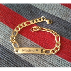 Pulsera para hombre de acero inoxidable con chapado en oro de 14 quilates y diseño grabado en homenaje a la ciudad de Madrid.