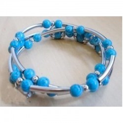 Pulsera de diseño artístico fabricada con múltiples alambres plateados y cuentas redondas en color azul vibrante.