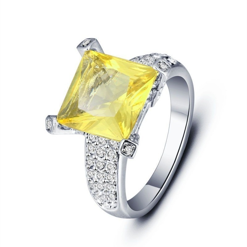 Anillo de acero inoxidable para mujer con acabado en rodio y una piedra central de citrino en tono amarillo.