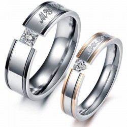 Anillo de compromiso de dos colores en acero y titanio con una piedra de cristal blanco engastada.