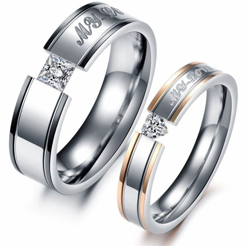 Anillo de compromiso de dos colores en acero y titanio con una piedra de cristal blanco engastada.