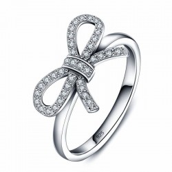 Anillo de plata de ley 925 con diseño de lazo de amor adornado con pequeñas circonitas blancas brillantes.