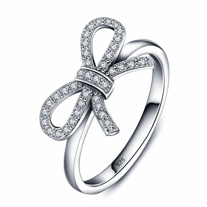 Anillo de plata de ley 925 con diseño de lazo de amor adornado con pequeñas circonitas blancas brillantes.