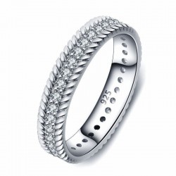 Anillo estilo sin fin (eternity) de plata de ley 925 cubierto totalmente por circonitas blancas brillantes.