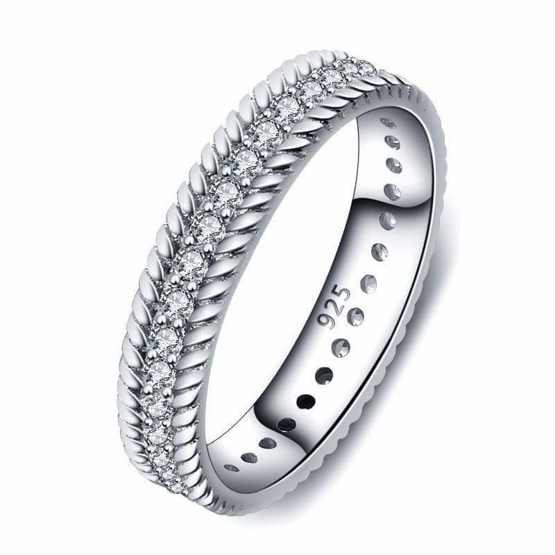 Anillo estilo sin fin (eternity) de plata de ley 925 cubierto totalmente por circonitas blancas brillantes.