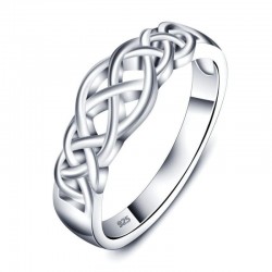 Anillo de plata de ley 925 con motivos de nudos celtas entrelazados, símbolo de eternidad y protección.