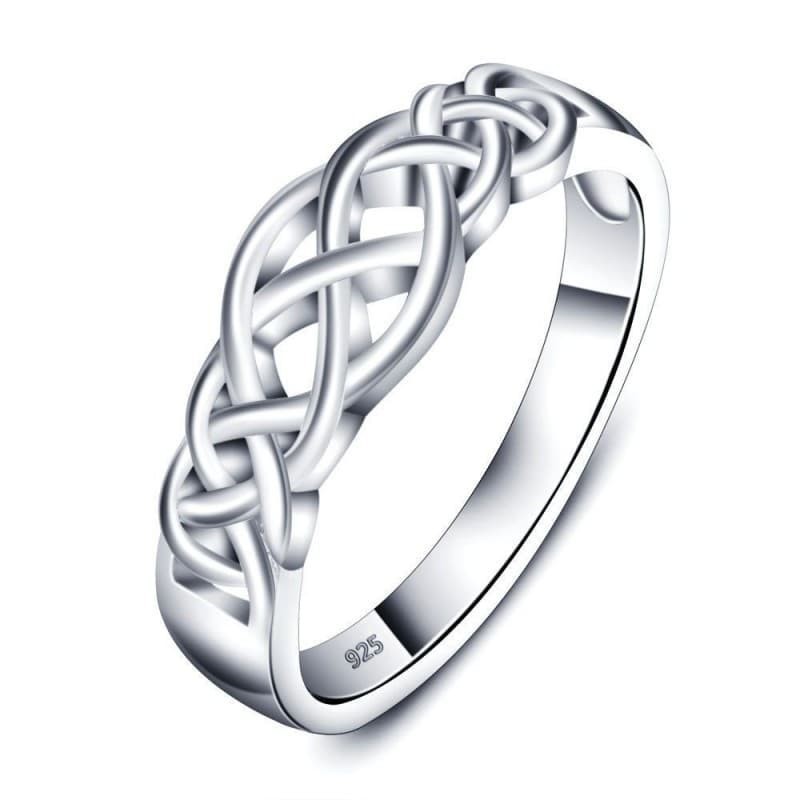 Anillo de plata de ley 925 con motivos de nudos celtas entrelazados, símbolo de eternidad y protección.