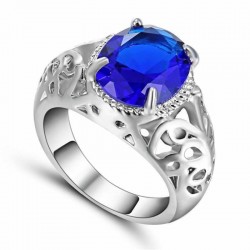 Anillo de mujer chapado en plata con una piedra central azul oscuro ovalada, disponible en talla 19.