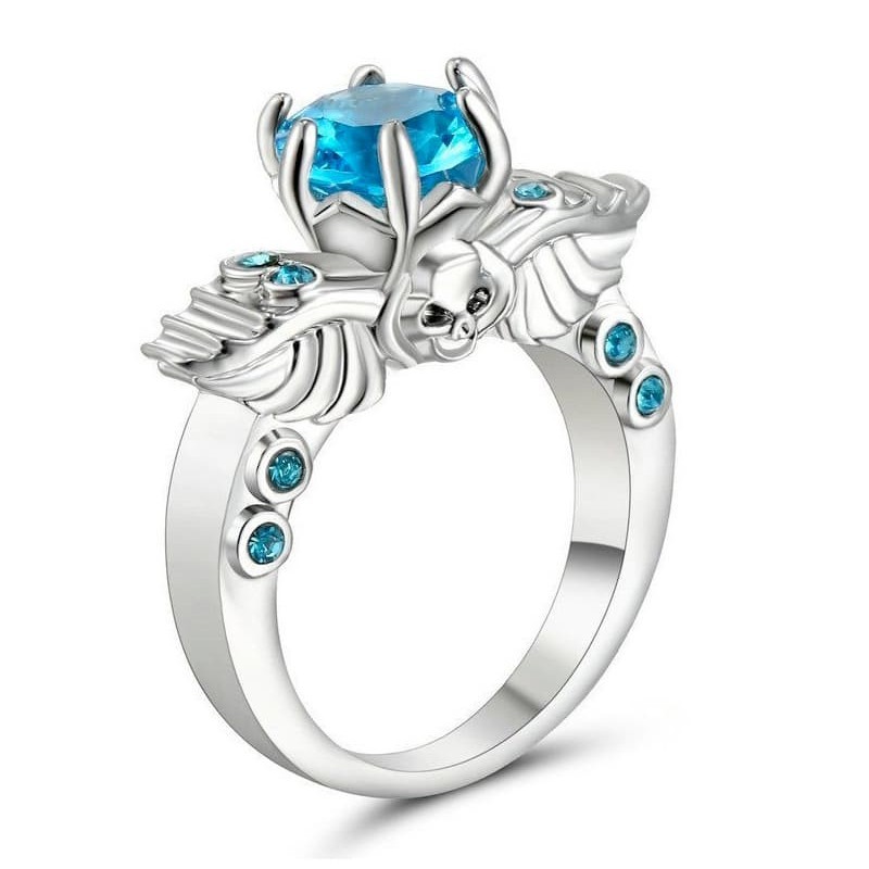Anillo de diseño fino con una piedra de zafiro aguamarina en color azul claro, disponible en talla 12.
