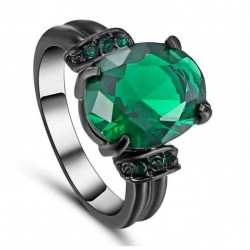 Anillo de acero inoxidable color negro con una piedra central de color verde intenso, talla 19.