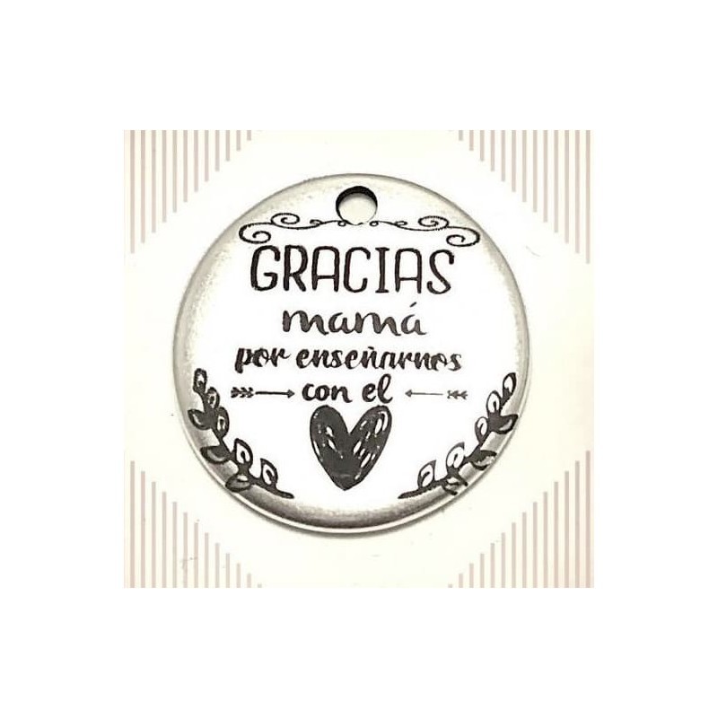 Collar con colgante de zamak grabado con el mensaje "Gracias Mamá" y cordón de estilo contemporáneo.