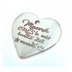 Collar para mujer chapado en plata con un colgante en forma de corazón de diseño minimalista.