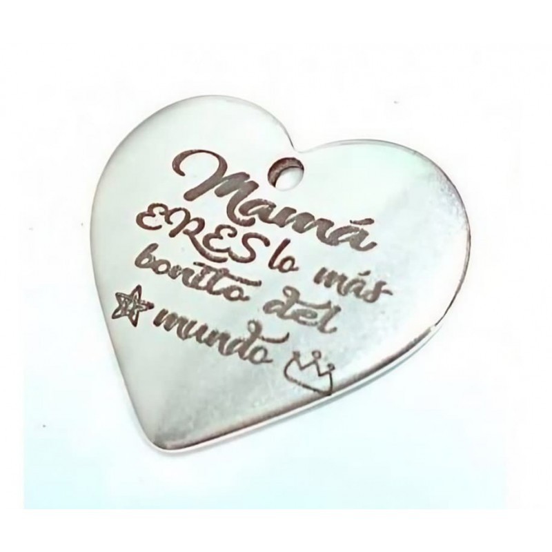 Collar para mujer chapado en plata con un colgante en forma de corazón de diseño minimalista.