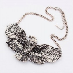 Collar con colgante de águila articulada en color plata, diseño con movimiento y detalles de plumas realistas.