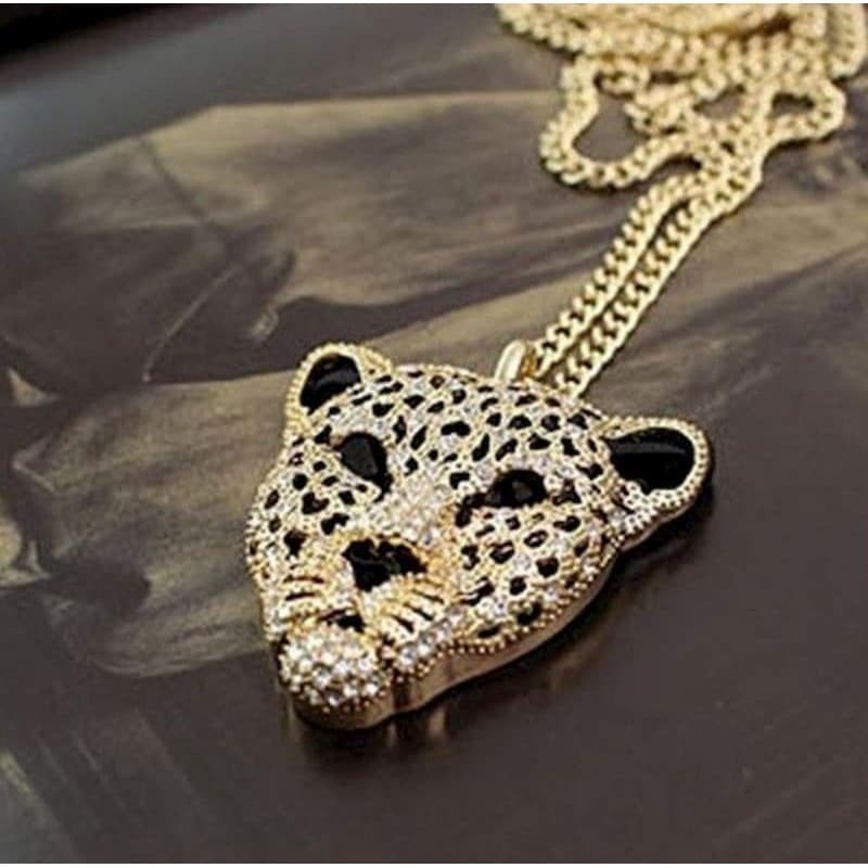 Collar dorado para hombre con colgante detallado de una cabeza de tigre, estilo joyería hip hop.