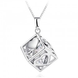 Collar plateado con un colgante en forma de cubo geométrico de estilo moderno y sencillo.