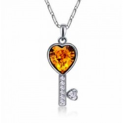 Collar plateado para mujer con un colgante en forma de llave de diseño detallado y elegante.