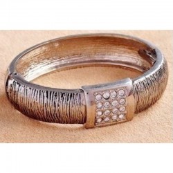 Pulsera ancha de acero dorado con cristales blancos incrustados