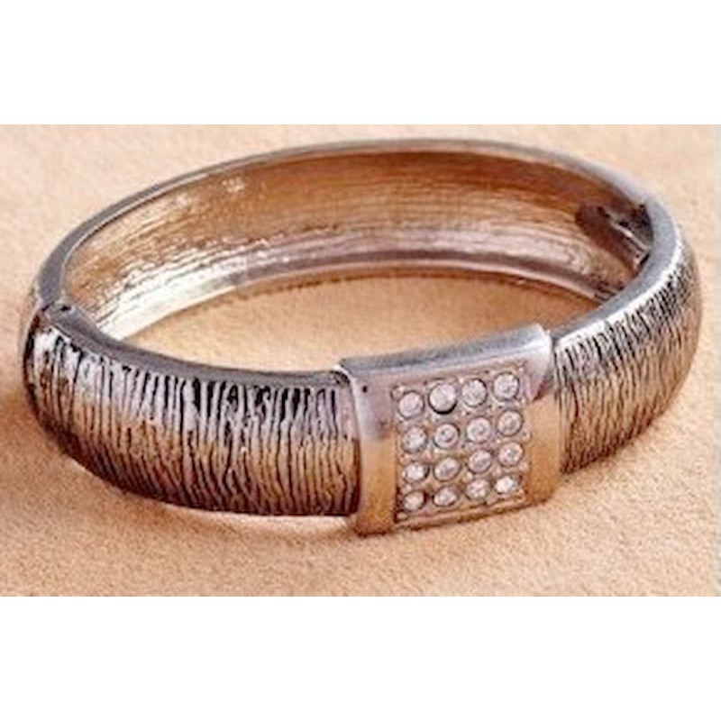 Pulsera ancha de acero dorado con cristales blancos incrustados