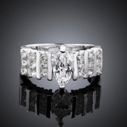 Anillos de compromiso chapados en plata con diamantes blancos y pequeñas circonitas