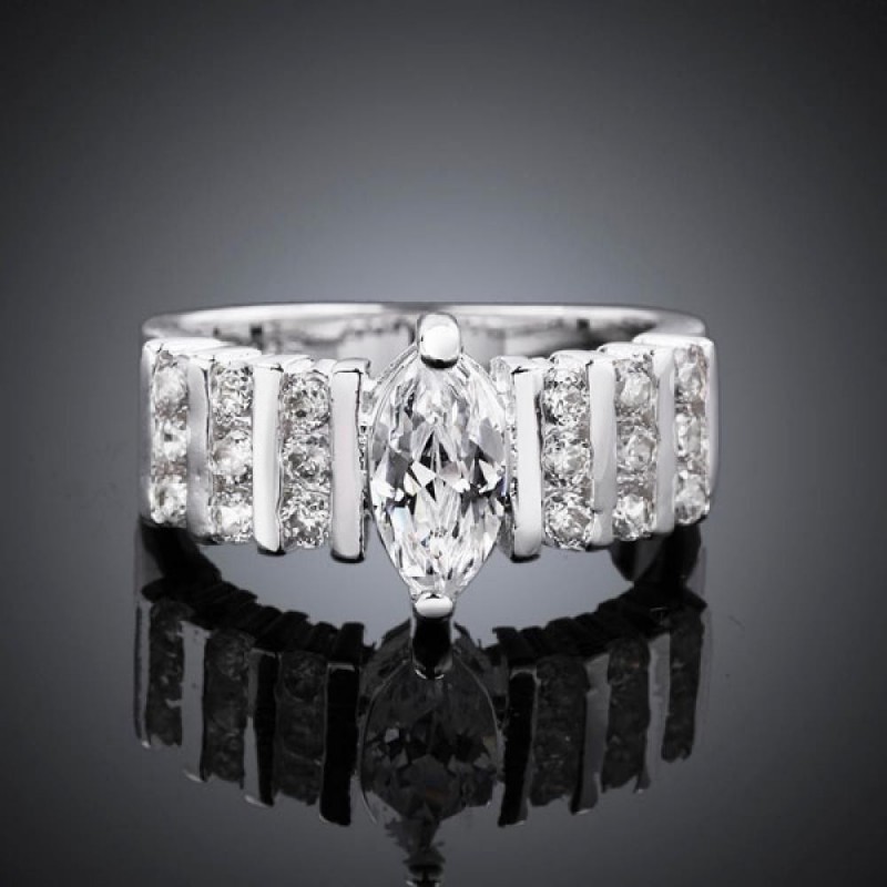 Anillos de compromiso chapados en plata con diamantes blancos y pequeñas circonitas