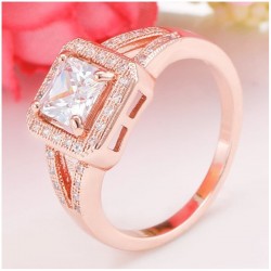Anillo color oro rosa con piedras cristal en talla 17
