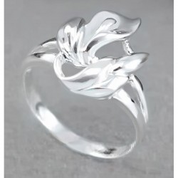 Anillo de mujer de acero bañado en plata con diseño calado de hojas entrelazadas.