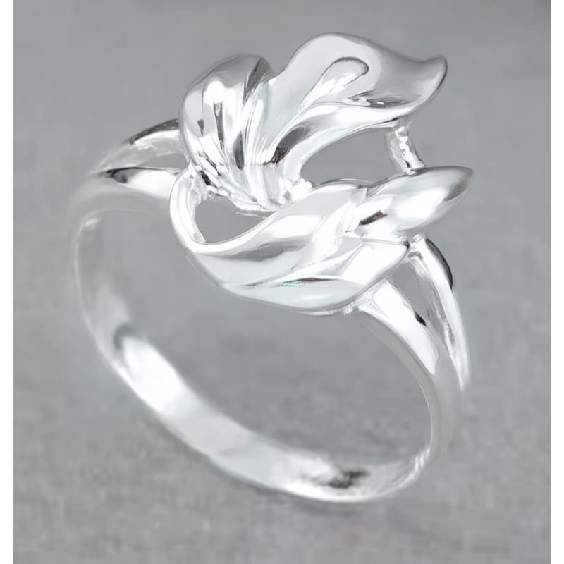 Anillo de mujer de acero bañado en plata con diseño calado de hojas entrelazadas.