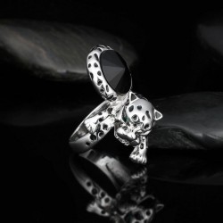 Anillo de animal estilo leopardo puesto en la mano