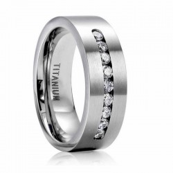Anillo para novios en acero de titanio con cristales blancos