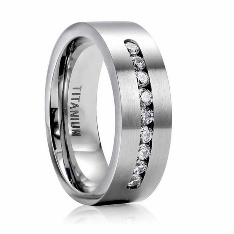 Anillo para novios en acero de titanio con cristales blancos