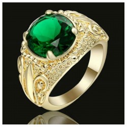 Anillo chapado en oro con piedra verde en talla 14