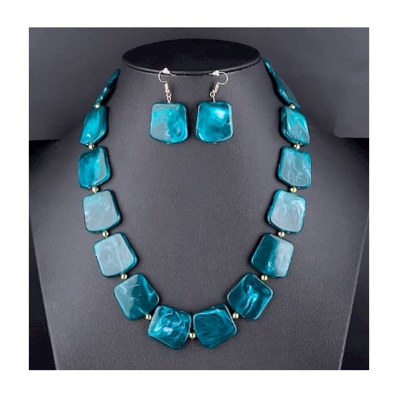 Conjunto de collar y pendientes con piedras de colores