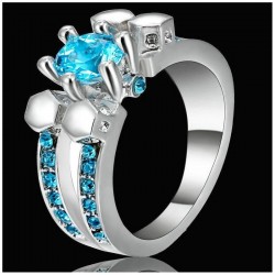 Anillo bañado en plata con piedra de cristal en talla 14