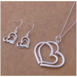 Conjunto de collar y pendientes con diseño de corazones bañado en plata