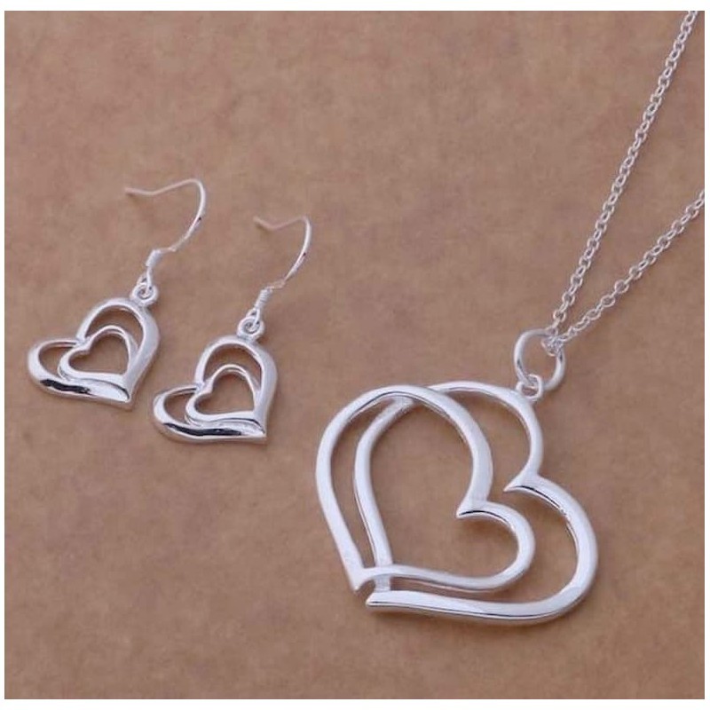 Conjunto de collar y pendientes con diseño de corazones bañado en plata